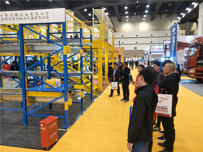 安陽鼎諾展示自動化物流設備穿梭式貨架成為客戶關(guān)注的焦點