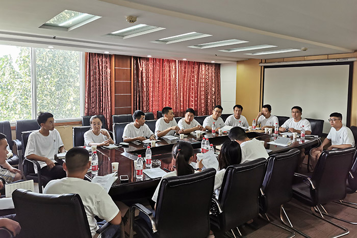 為提高公司凝聚力，安陽(yáng)鼎諾貨架工廠特別為員工定制了團(tuán)建紀(jì)念禮物